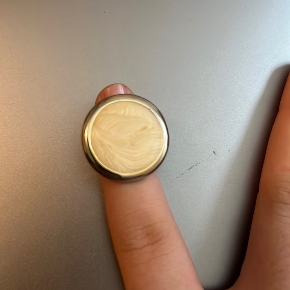 A cream top and gold bottom ring
